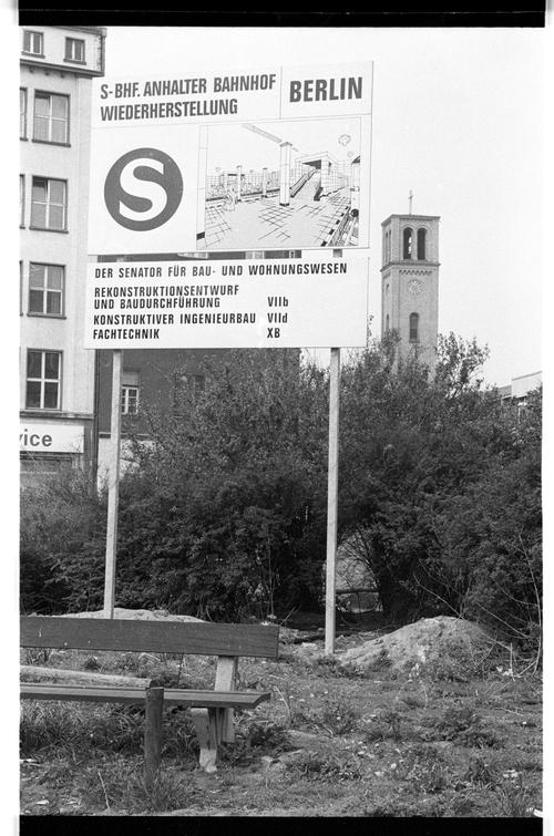http://fhxb-museum.de/xmap/media/fotosammlungen/j__rgen_henschel__negative__1959_1991_/image/fhxb_jh_k03_0553_22_1500px.jpg (FHXB Friedrichshain-Kreuzberg Museum RR-F)