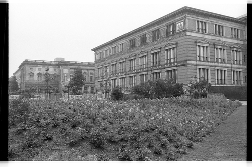 http://fhxb-museum.de/xmap/media/fotosammlungen/j__rgen_henschel__negative__1959_1991_/image/fhxb_jh_k03_0562_07_1500px.jpg (FHXB Friedrichshain-Kreuzberg Museum RR-F)