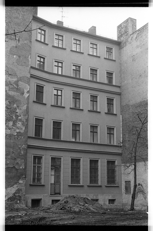 http://fhxb-museum.de/xmap/media/fotosammlungen/j__rgen_henschel__negative__1959_1991_/image/fhxb_jh_k03_0585_19_1500px.jpg (FHXB Friedrichshain-Kreuzberg Museum RR-F)