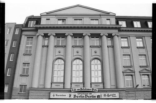 http://fhxb-museum.de/xmap/media/fotosammlungen/j__rgen_henschel__negative__1959_1991_/image/fhxb_jh_k03_0582_09_1500px.jpg (FHXB Friedrichshain-Kreuzberg Museum RR-F)