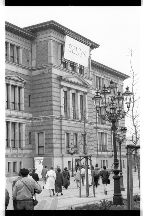 http://fhxb-museum.de/xmap/media/fotosammlungen/j__rgen_henschel__negative__1959_1991_/image/fhxb_jh_k03_0597_29_1500px.jpg (FHXB Friedrichshain-Kreuzberg Museum RR-F)
