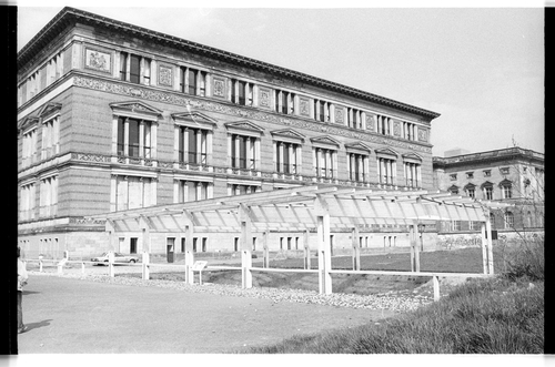http://fhxb-museum.de/xmap/media/fotosammlungen/j__rgen_henschel__negative__1959_1991_/image/fhxb_jh_k03_0599_01_1500px.jpg (FHXB Friedrichshain-Kreuzberg Museum RR-F)