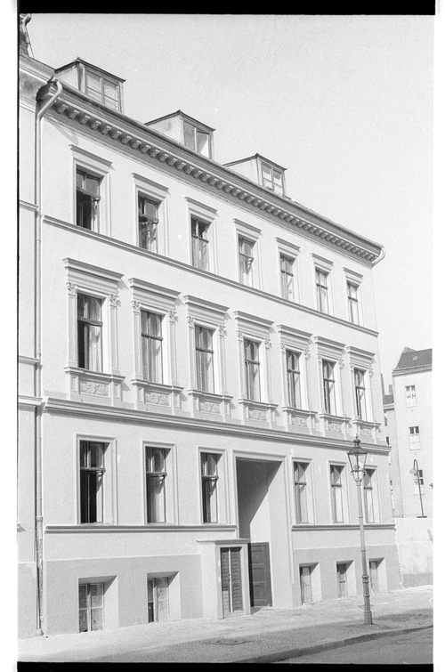 http://fhxb-museum.de/xmap/media/fotosammlungen/j__rgen_henschel__negative__1959_1991_/image/fhxb_jh_b01_0007_12_1500px.jpg (FHXB Friedrichshain-Kreuzberg Museum RR-F)