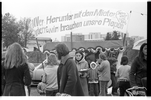 http://fhxb-museum.de/xmap/media/fotosammlungen/j__rgen_henschel__negative__1959_1991_/image/fhxb_jh_b01_0064_26_1500px.jpg (FHXB Friedrichshain-Kreuzberg Museum RR-F)