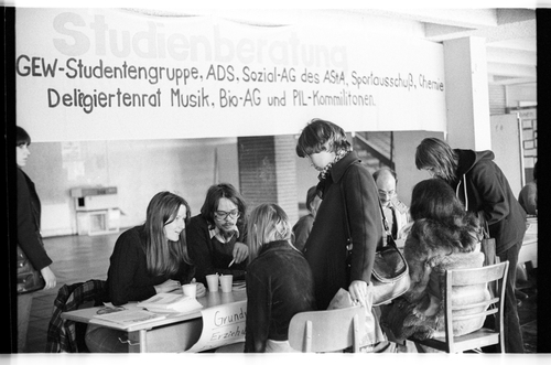 http://fhxb-museum.de/xmap/media/fotosammlungen/j__rgen_henschel__negative__1959_1991_/image/fhxb_jh_b01_0116_07_1500px.jpg (FHXB Friedrichshain-Kreuzberg Museum RR-F)