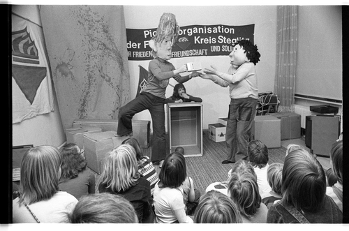 http://fhxb-museum.de/xmap/media/fotosammlungen/j__rgen_henschel__negative__1959_1991_/image/fhxb_jh_b01_0105_16_1500px.jpg (FHXB Friedrichshain-Kreuzberg Museum RR-F)