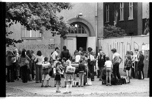 http://fhxb-museum.de/xmap/media/fotosammlungen/j__rgen_henschel__negative__1959_1991_/image/fhxb_jh_b01_0121_14_1500px.jpg (FHXB Friedrichshain-Kreuzberg Museum RR-F)