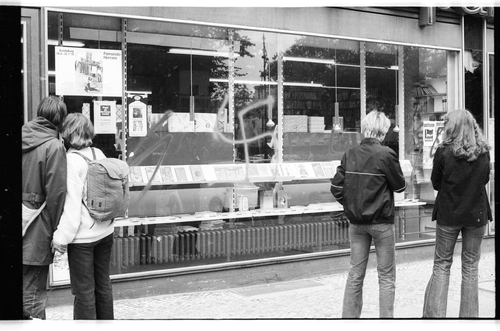 http://fhxb-museum.de/xmap/media/fotosammlungen/j__rgen_henschel__negative__1959_1991_/image/fhxb_jh_b01_0155_22_1500px.jpg (FHXB Friedrichshain-Kreuzberg Museum RR-F)