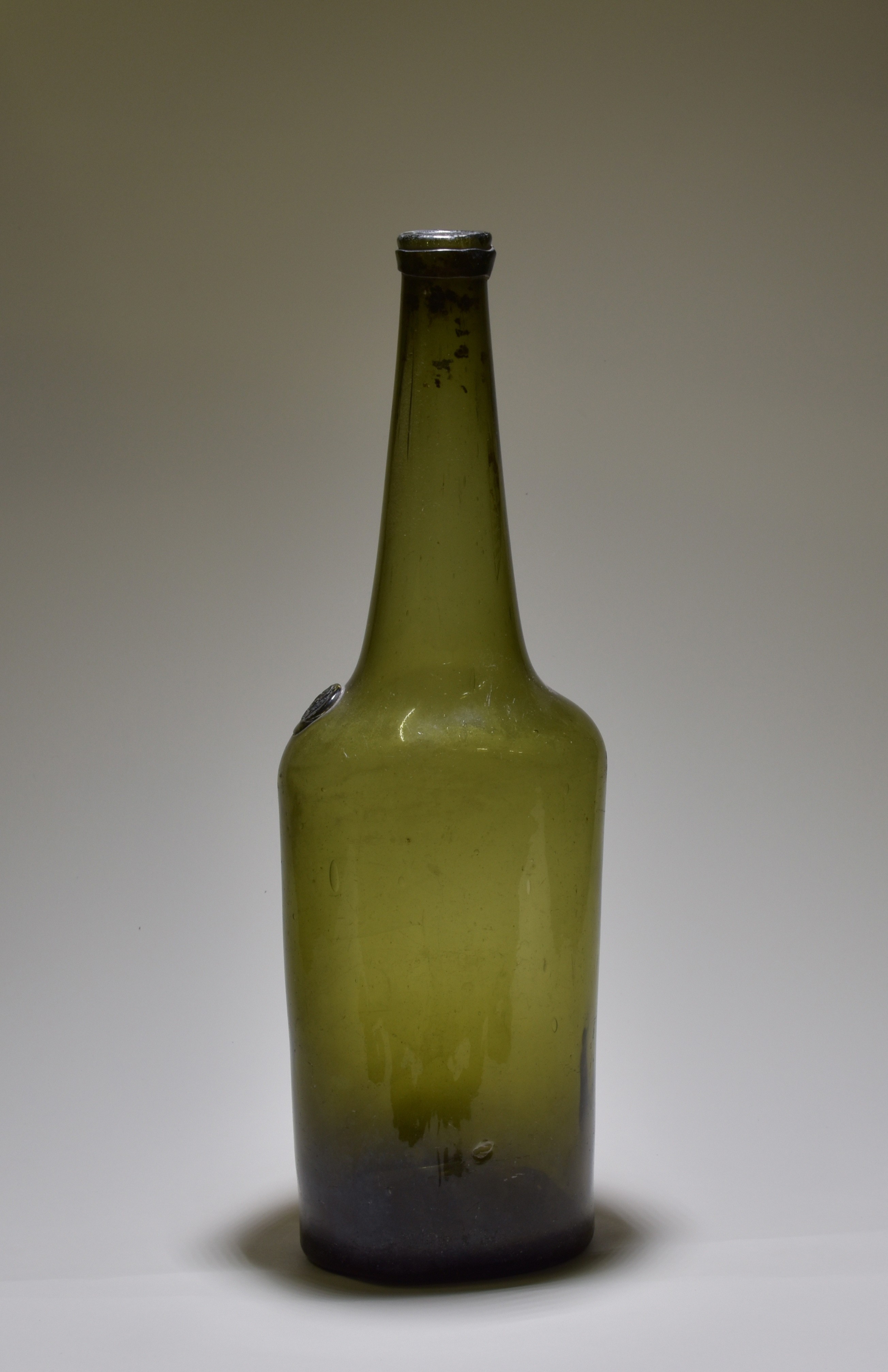 Bodenovale Flasche aus (Stadtmuseum Brandenburg an der Havel CC BY-NC-SA)