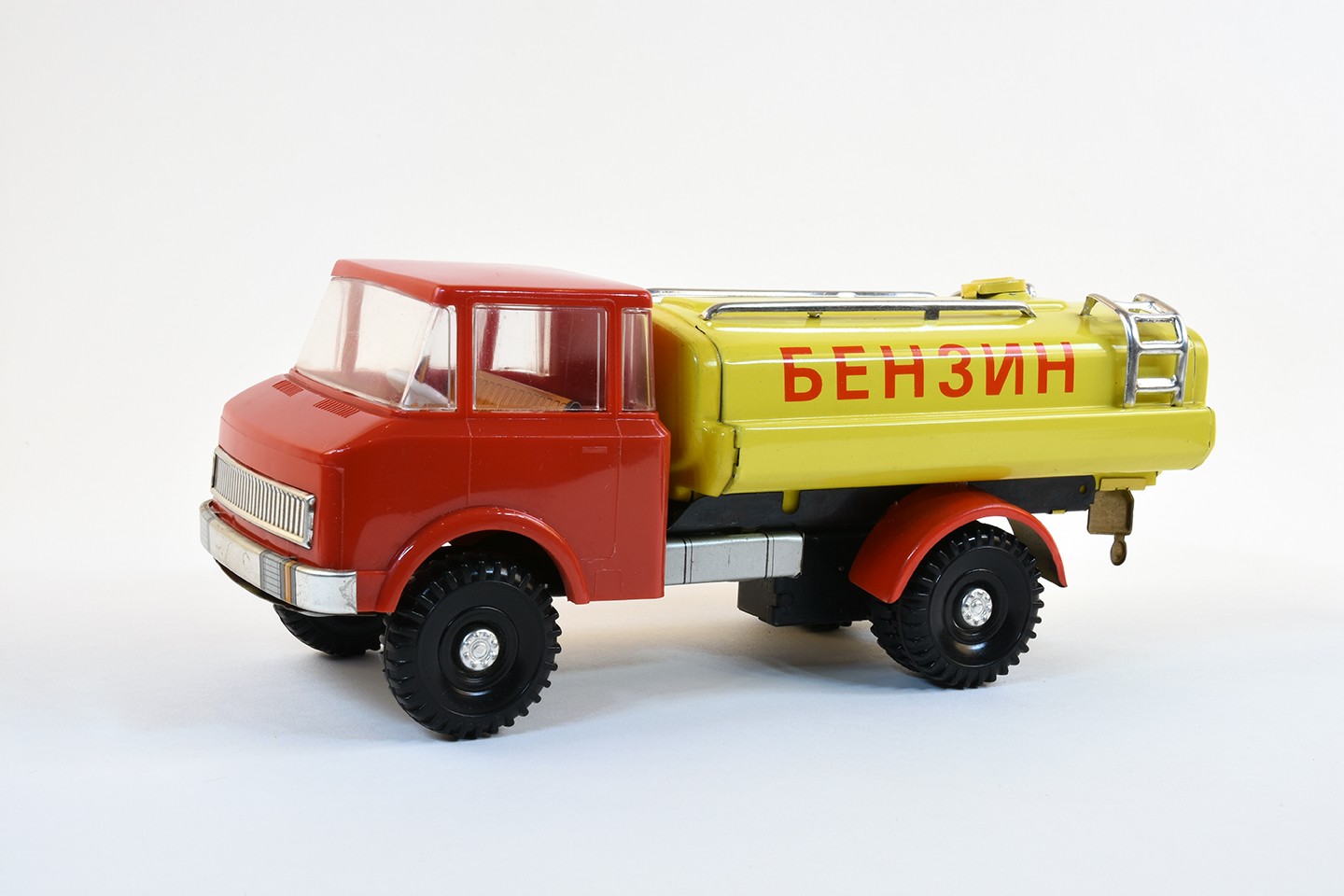 Tankfahrzeug "Benzin" (kyrillisch) (Stadtmuseum Brandenburg an der Havel - Frey-Haus CC BY-NC-SA)
