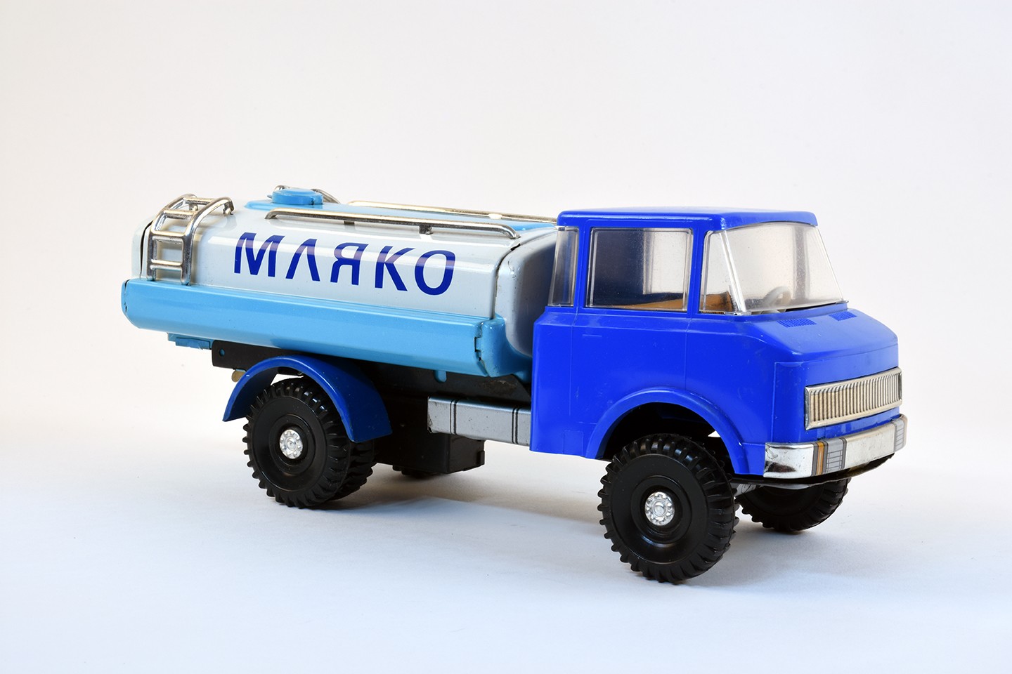 Tankfahrzeug "Mljako" (kyrillisch) (Stadtmuseum Brandenburg an der Havel - Frey-Haus CC BY-NC-SA)