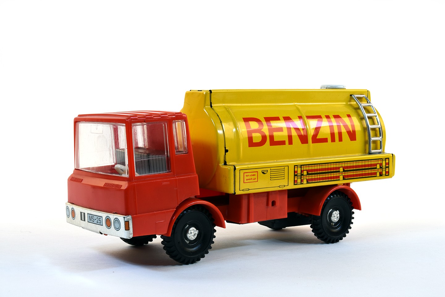Tankfahrzeug "Benzin" (Stadtmuseum Brandenburg an der Havel - Frey-Haus CC BY-NC-SA)