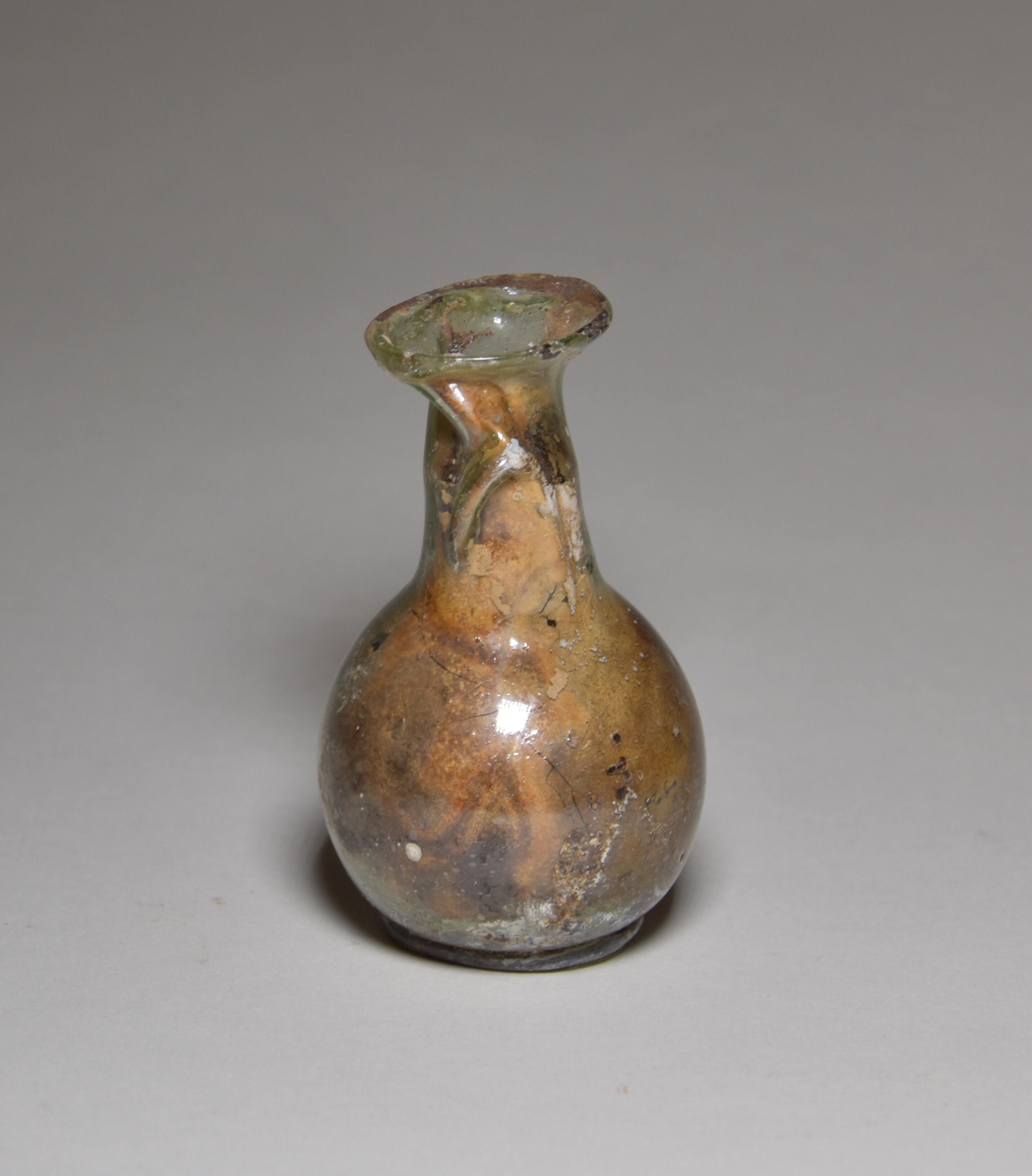 Kleines Arzneifläschchen mit aufgelegtem Glasfaden (Brandenburgisches Landesamt für Denkmalpflege und Archäologisches Landesmuseum CC BY-NC-SA)