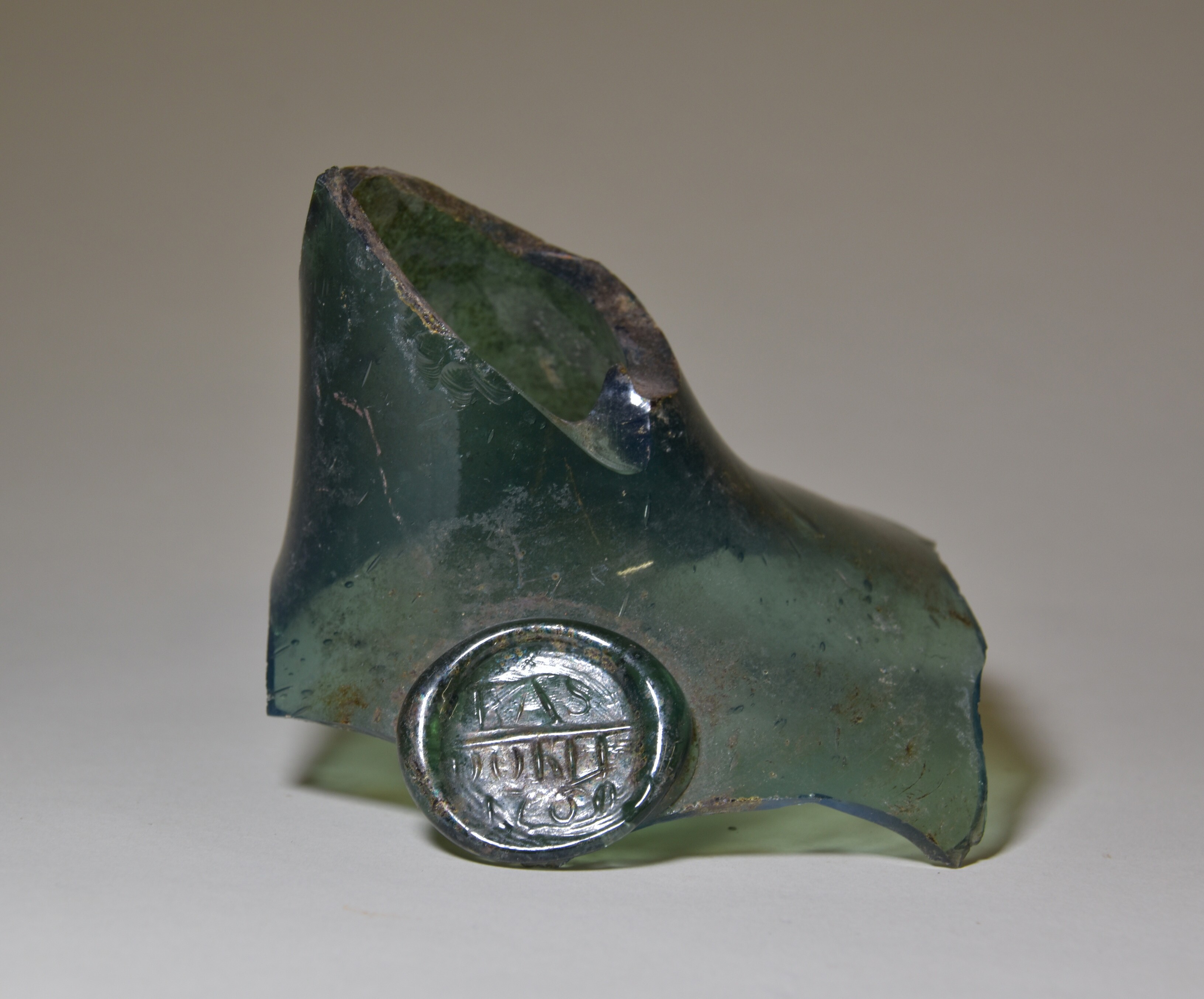 Fragment einer Bouteille mit Glasmarke aus Basdorf (Brandenburgisches Landesamt für Denkmalpflege und Archäologisches Landesmuseum CC BY-NC-SA)
