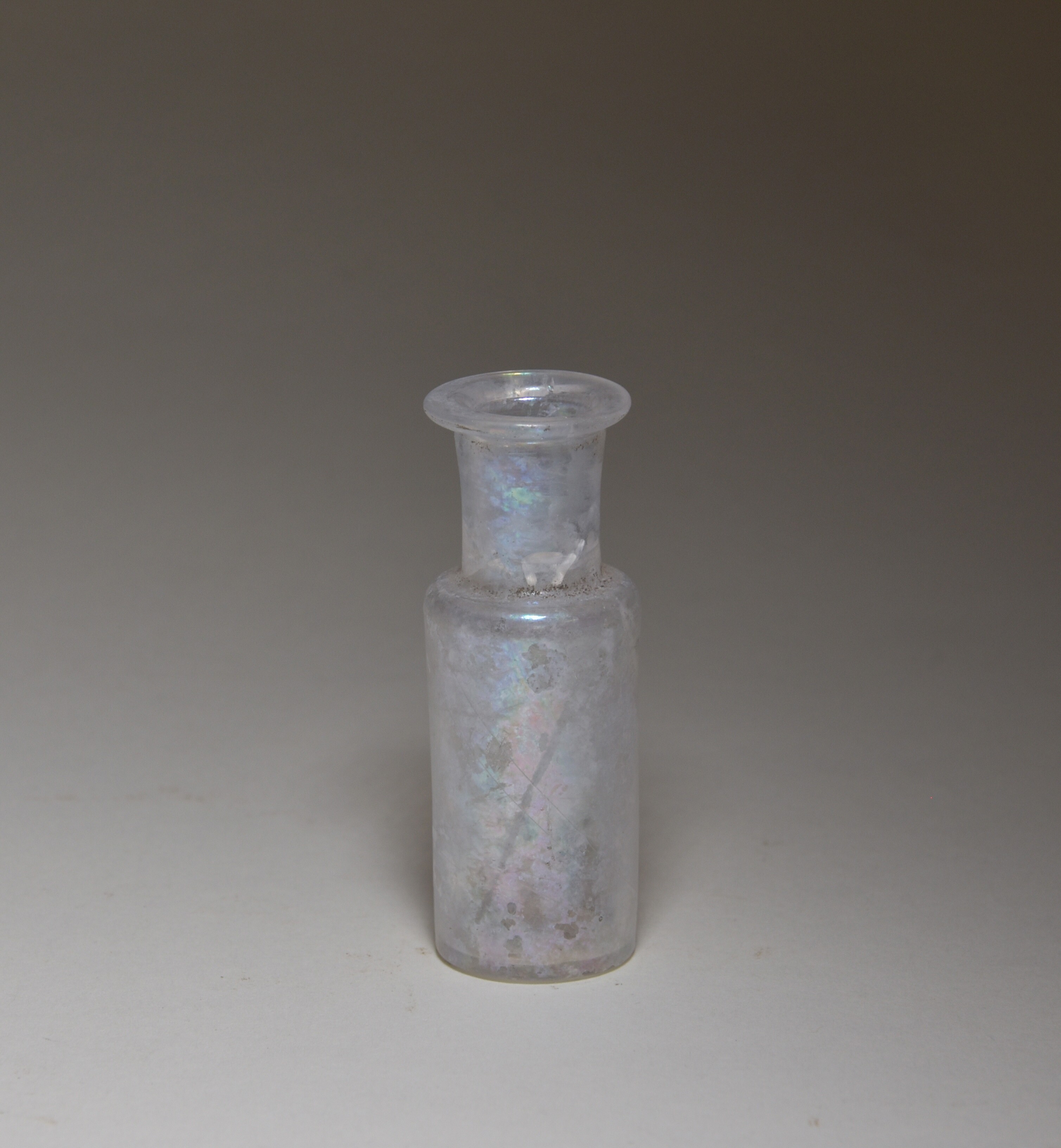 Kleine Arzneiflasche aus farblosem Glas (Brandenburgisches Landesamt für Denkmalpflege und Archäologisches Landesmuseum CC BY-NC-SA)
