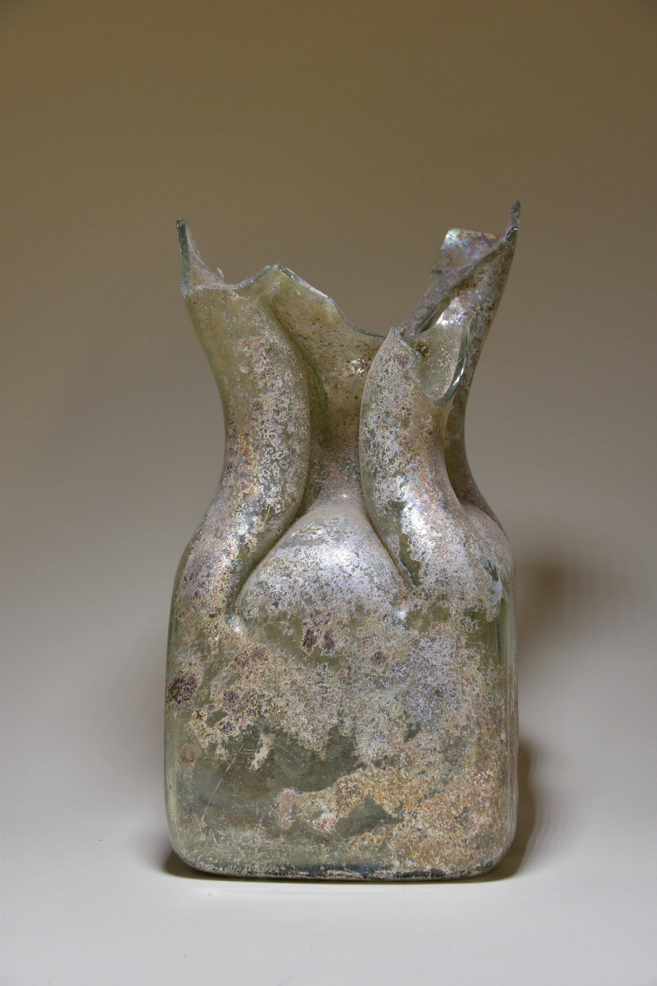Fragment einer Gluckerflasche aus Waldglas (Brandenburgisches Landesamt für Denkmalpflege und Archäologisches Landesmuseum CC BY-NC-SA)