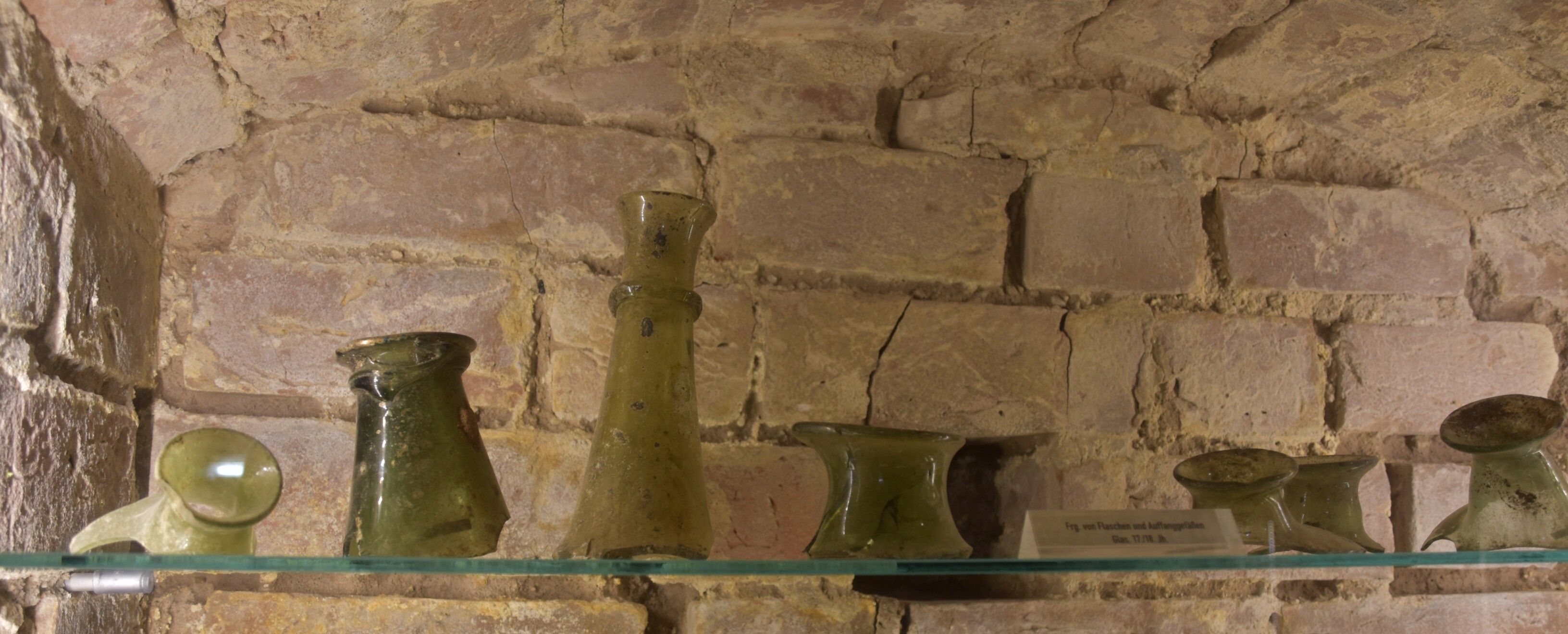 Fragmente von Flaschen und Auffanggefäßen aus Glas (Brandenburgisches Landesamt für Denkmalpflege und Archäologisches Landesmuseum CC BY-NC-SA)