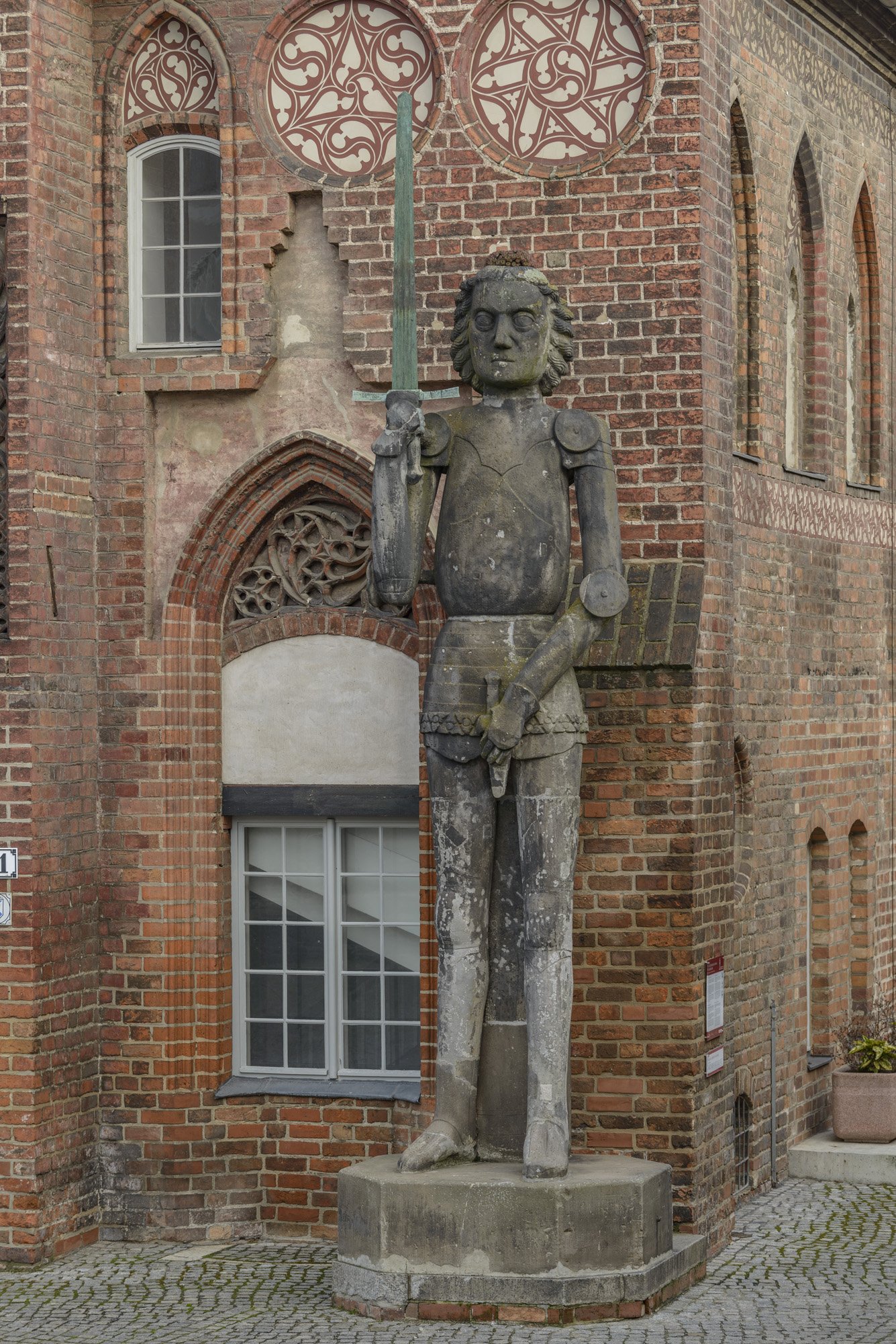 Fotografie Roland-Statue von 1474 vor dem Altstädtischen Rathaus, 2021 (Stadtmuseum Brandenburg an der Havel CC BY-NC-SA)