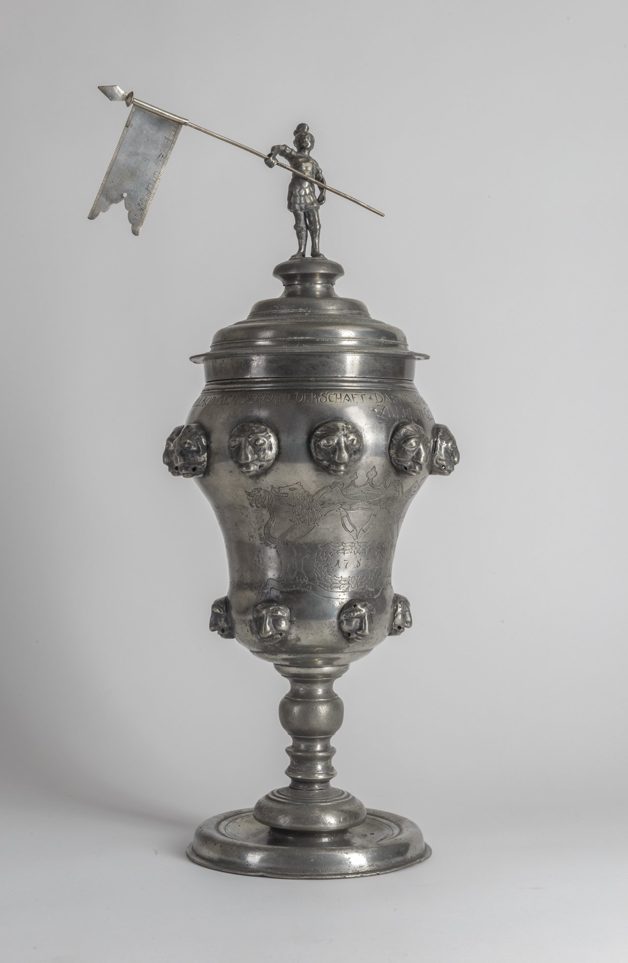 Willkomm-Pokal des Zeug-, Leinen- und Garnweber-Gewerks der Neustadt Brandenburg, 1782/1787 (Stadtmuseum Brandenburg an der Havel CC BY-NC-SA)