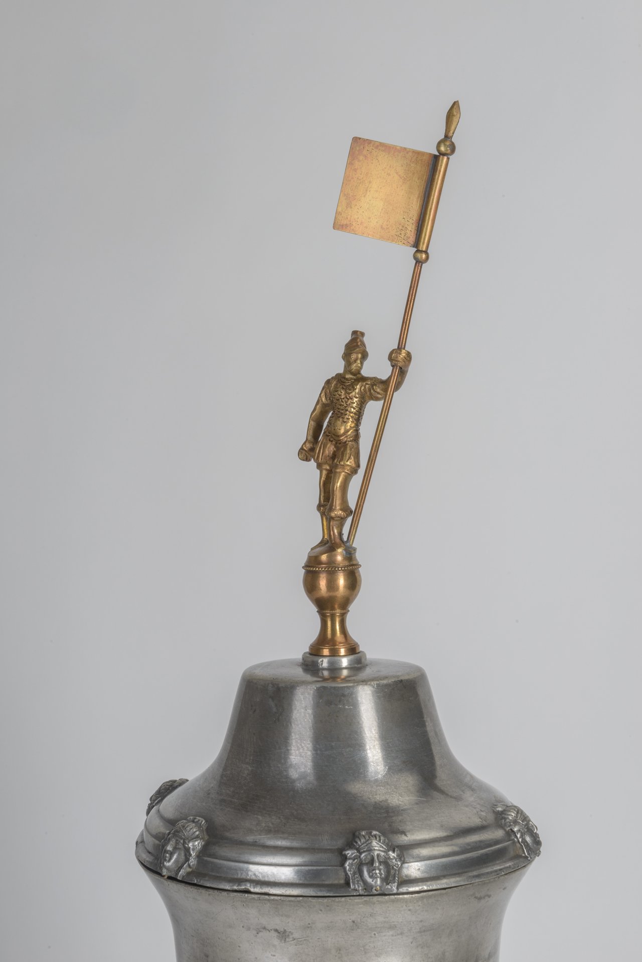 Willkomm-Pokal der Seidenwirker-Gesellen, 1840 (Stadtmuseum Brandenburg an der Havel CC BY-NC-SA)