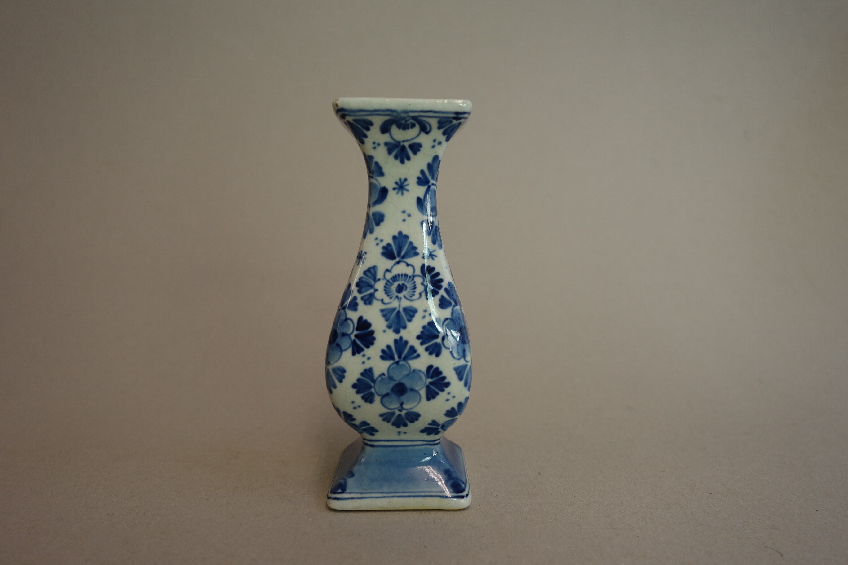 Kleine Vase mit Petersilienblättern (Potsdam Museum - Forum für Kunst und Geschichte CC BY-NC-SA)
