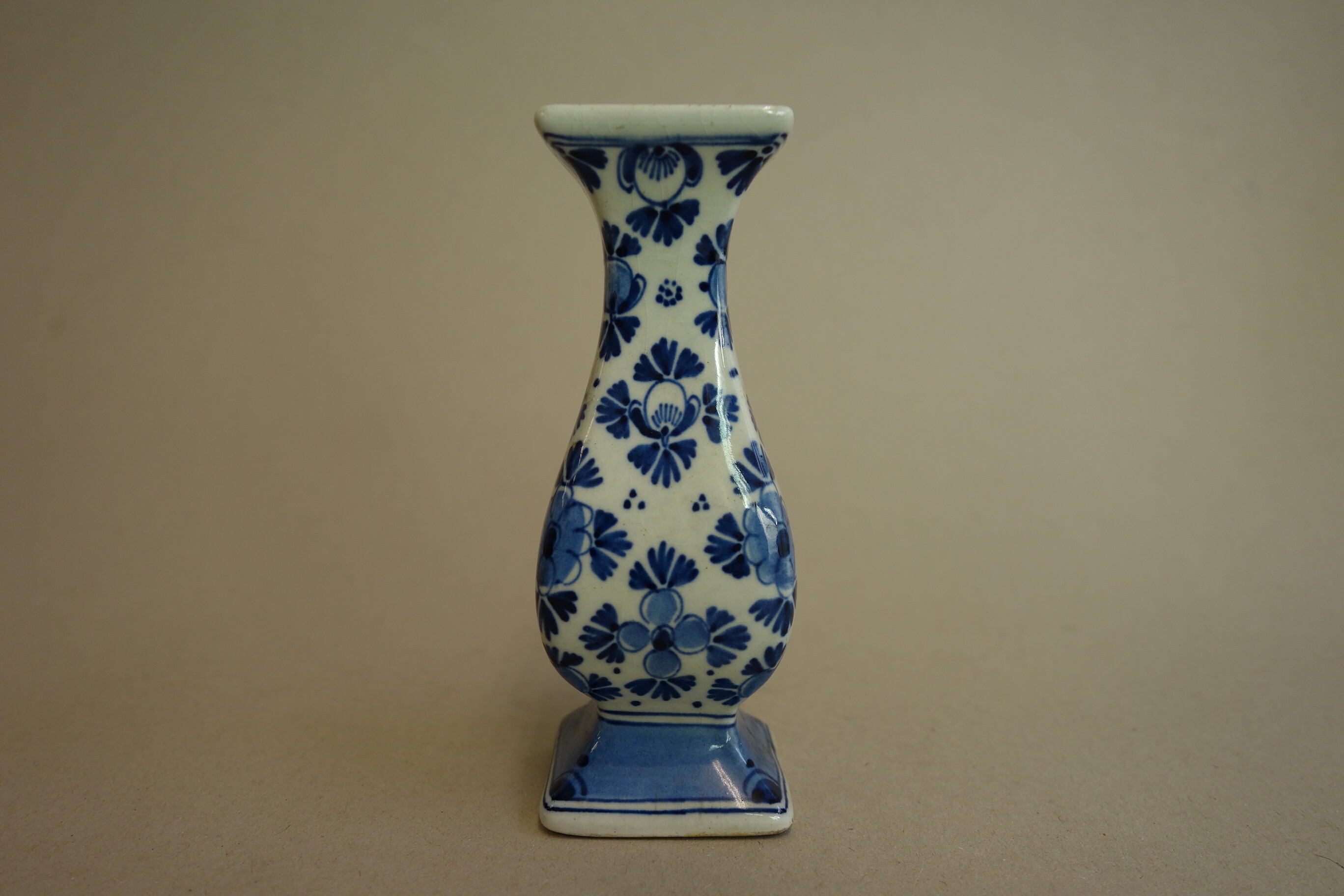 Kleine Vase mit Petersilienblattdekor (Potsdam Museum - Forum für Kunst und Geschichte CC BY-NC-SA)