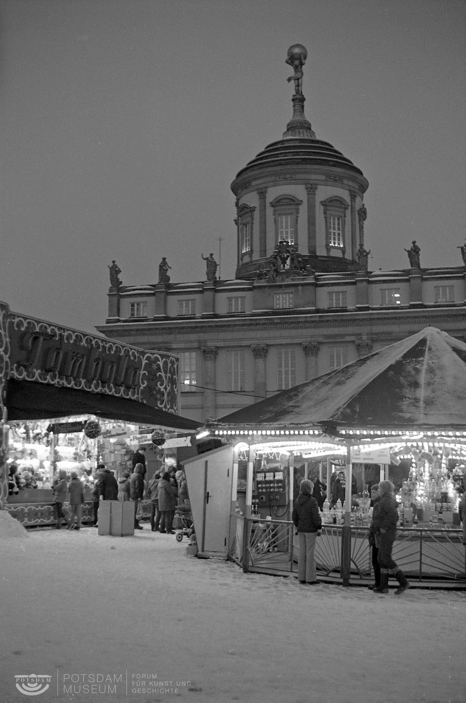 Weihnachtsmarktbuden vor dem Alten Rathaus (Potsdam Museum - Forum für Kunst und Geschichte CC BY-NC-SA)