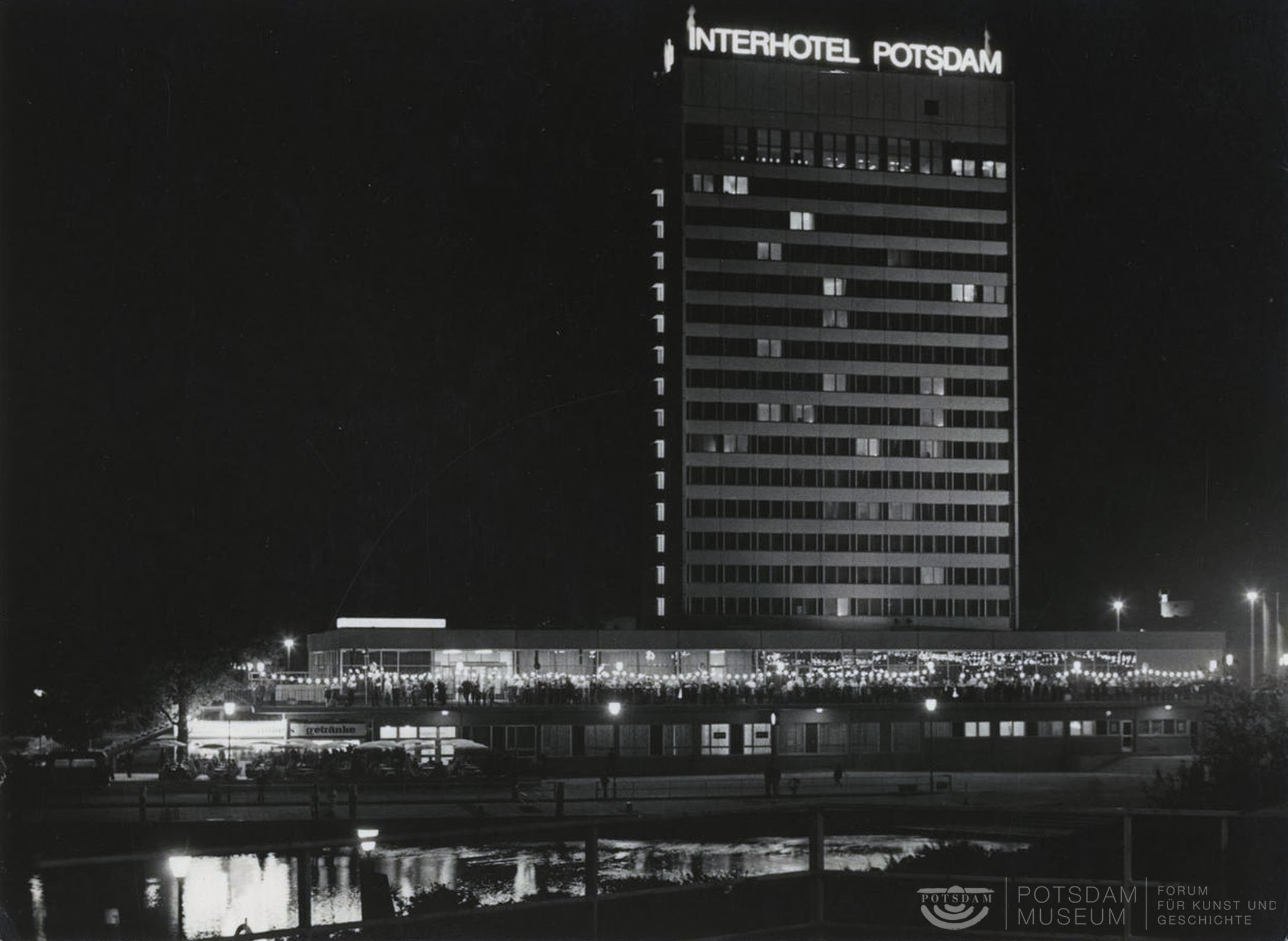 Interhotel Potsdam, Nachtaufnahme (Potsdam Museum - Forum für Kunst und Geschichte CC BY-NC-SA)