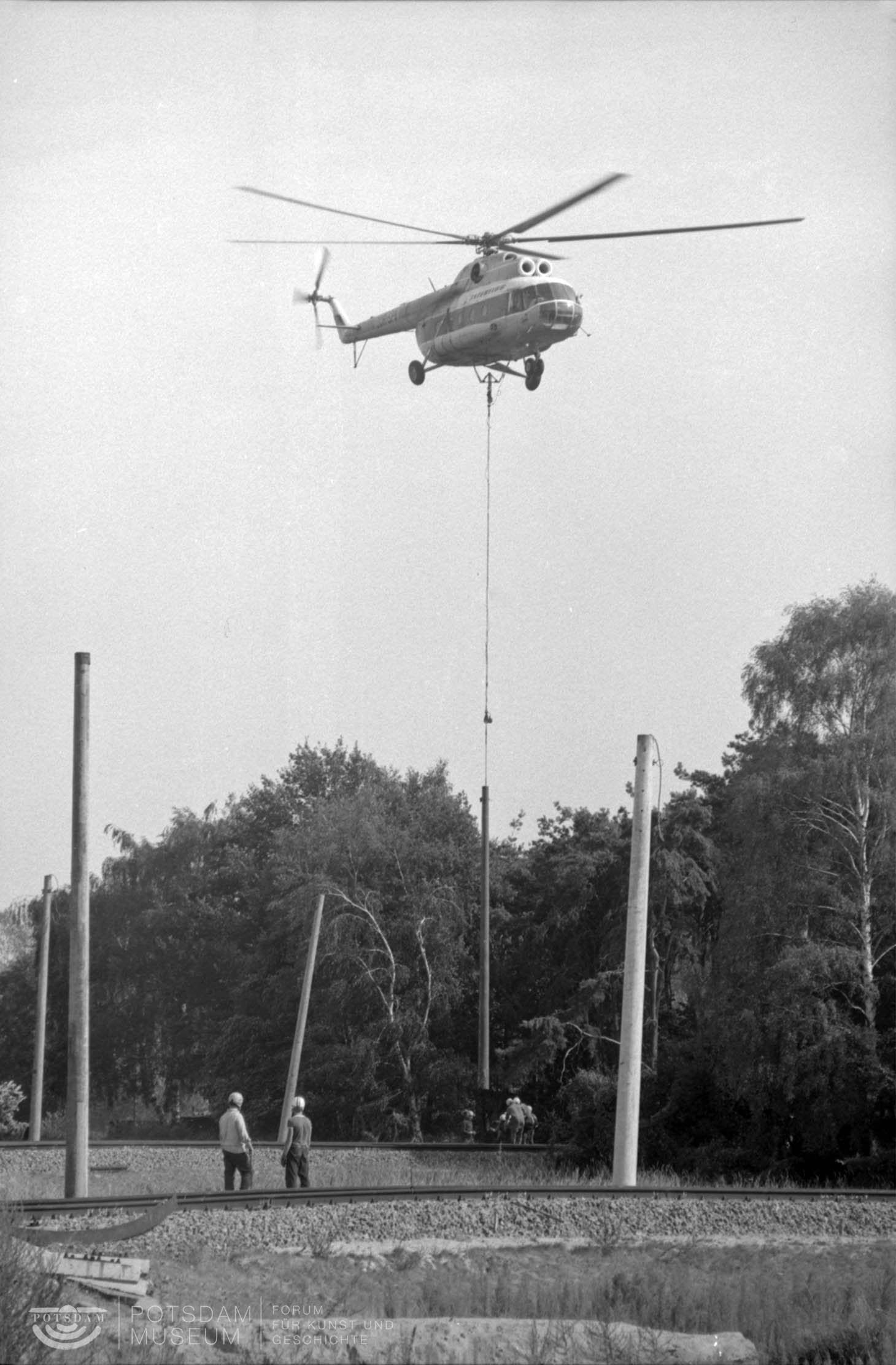 Hubschrauber beim Setzen von Oberleitungsmasten beim Bau der Straßenbahntrasse zum Wohngebiet Am Stern (Potsdam Museum - Forum für Kunst und Geschichte CC BY-NC-SA)