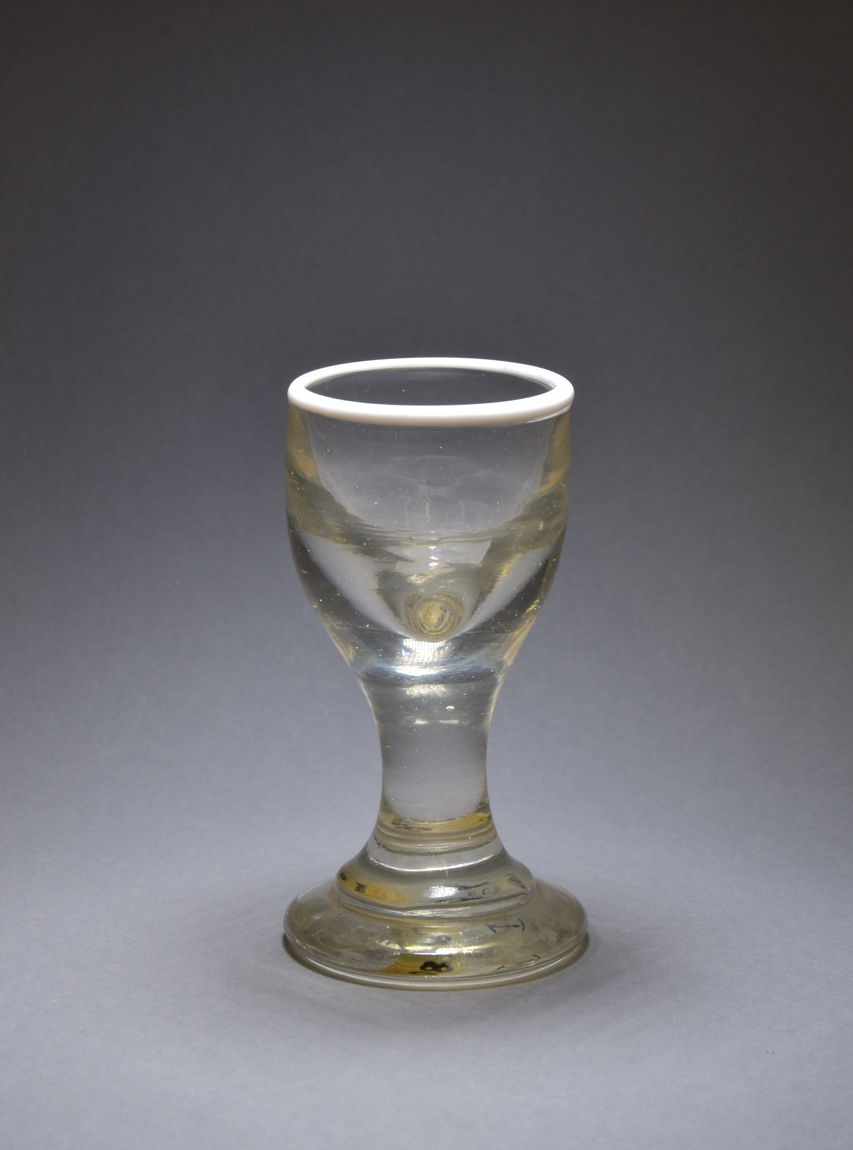 Schnapsglas mit weißem Rand (Potsdam Museum – Forum für Kunst und Geschichte CC BY-NC-SA)