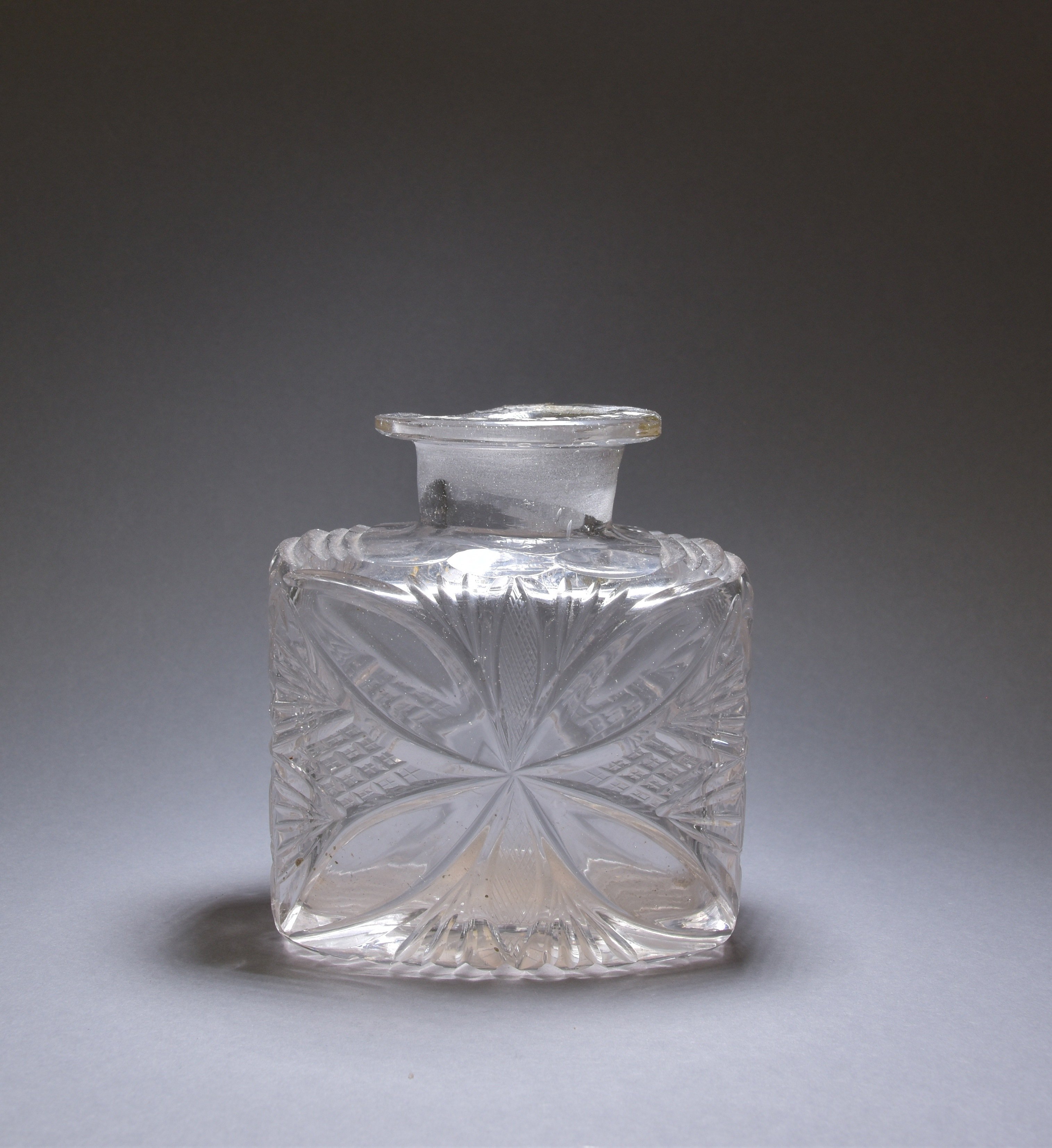 Parfum-Flakon mit Schliffdekor (Potsdam Museum - Forum für Kunst und Geschichte CC BY-NC-SA)