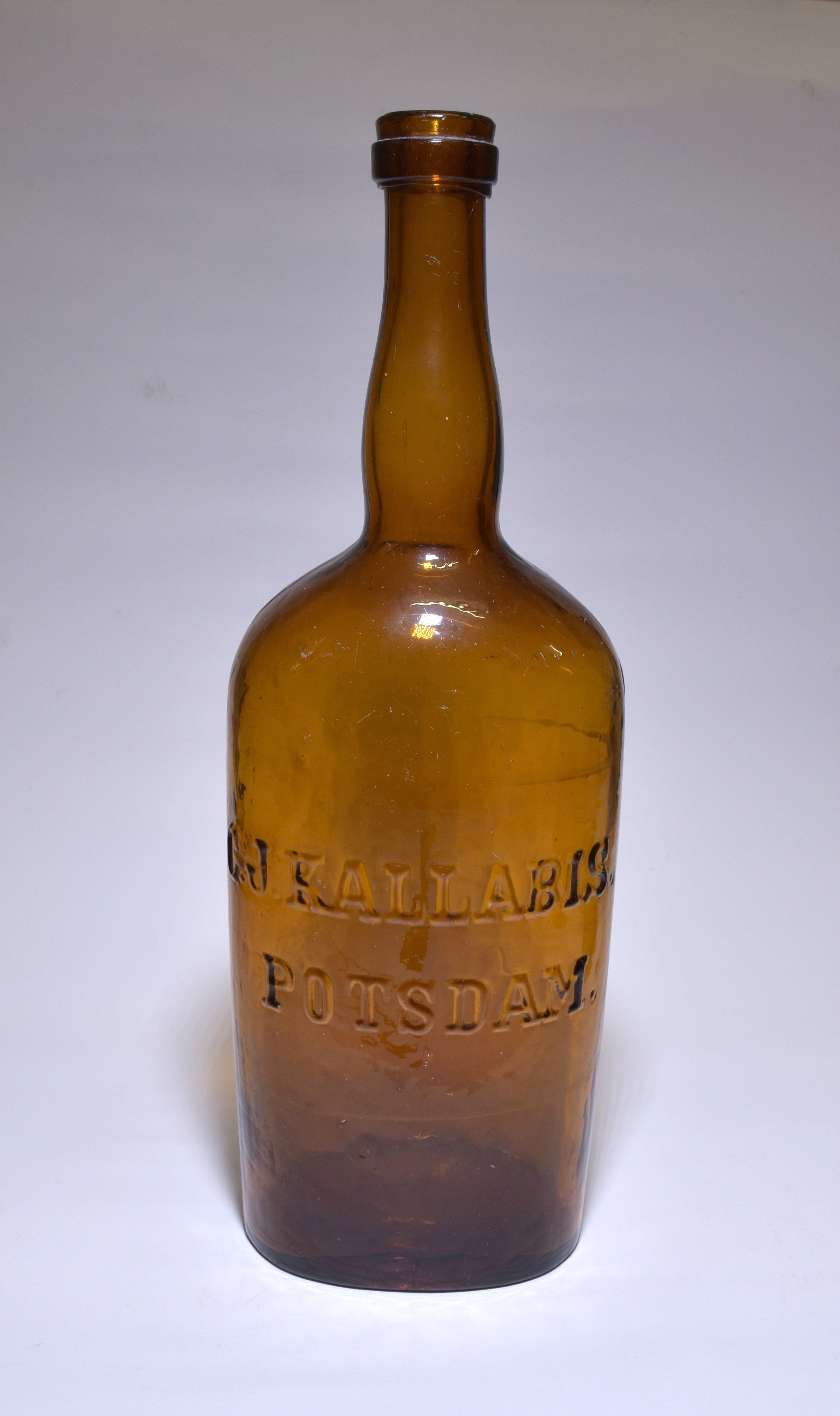 Flasche der Dampflikörfabrik und Weinhandlung C.J. Kallabis, Potsdam (Potsdam Museum - Forum für Kunst und Geschichte CC BY-NC-SA)