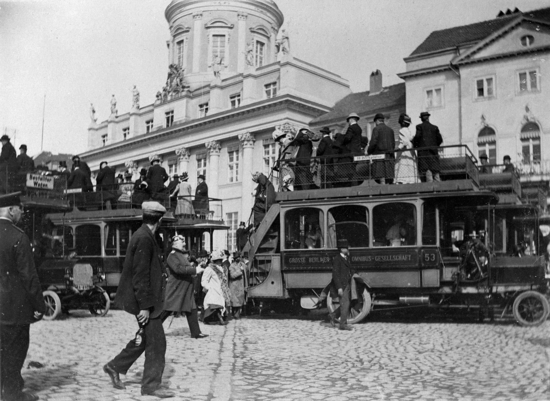 Touristenbusse auf dem Alten Markt Potsdam (Potsdam Museum - Forum für Kunst und Geschichte CC BY-NC-SA)