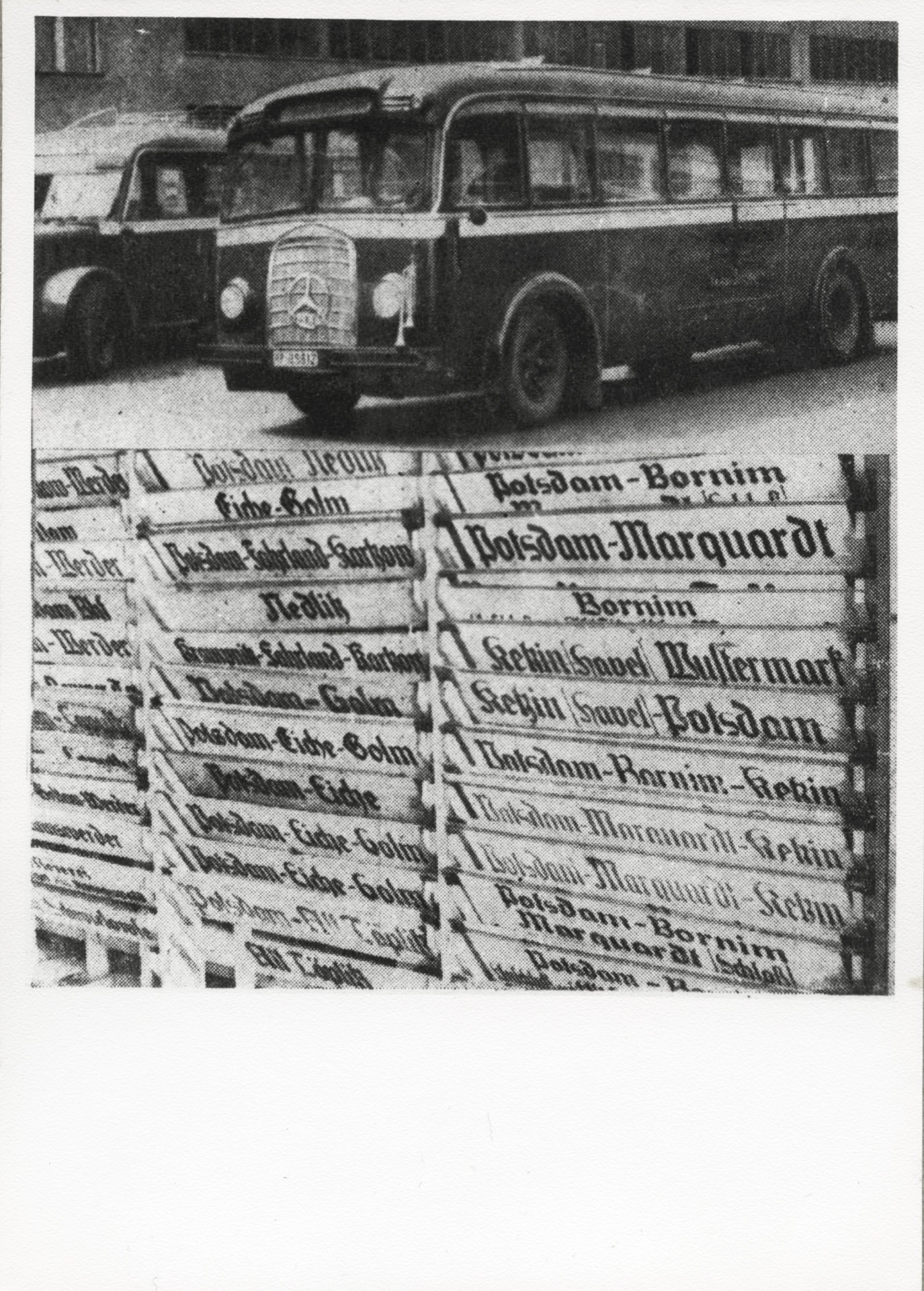 Bus und Schilderregal der Kraftpost (Potsdam Museum - Forum für Kunst und Geschichte CC BY-NC-SA)