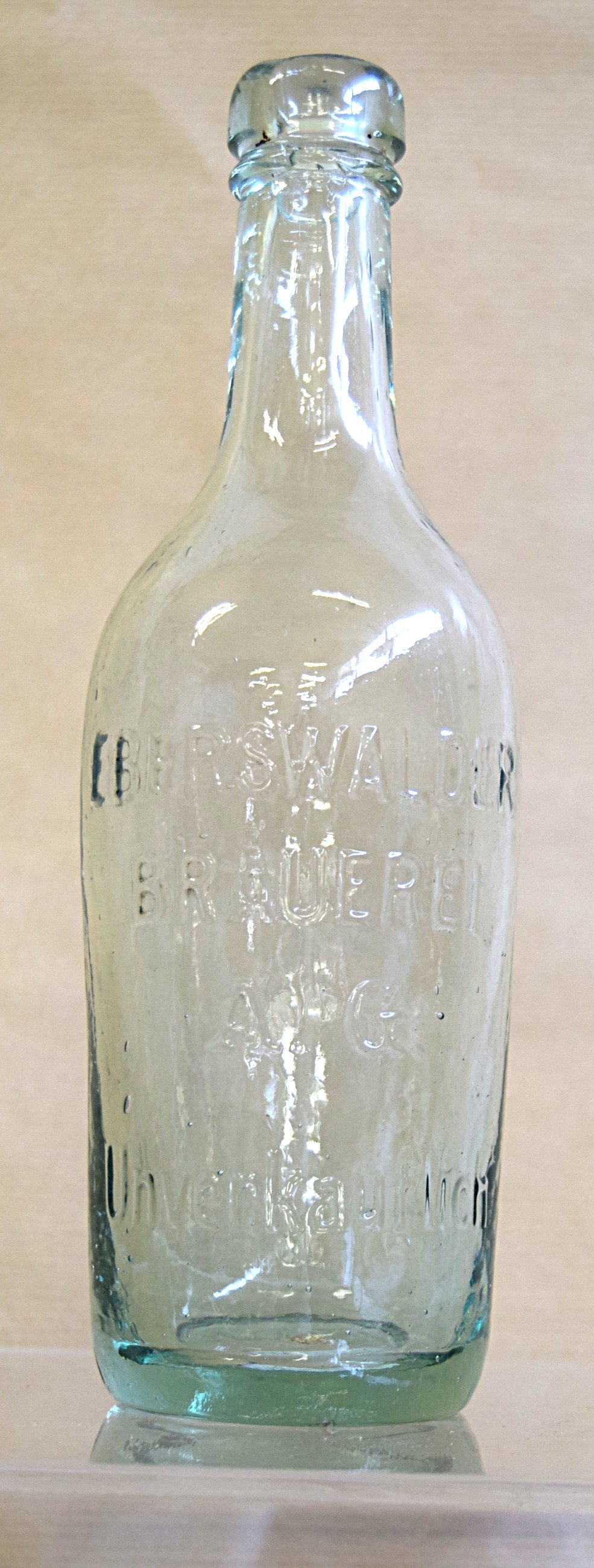 Flasche ohne Verschluss, Aufschrift: "Eberswalder Brauerei A.G. unverkäuflich (Museum Eberswalde CC BY-NC-ND)
