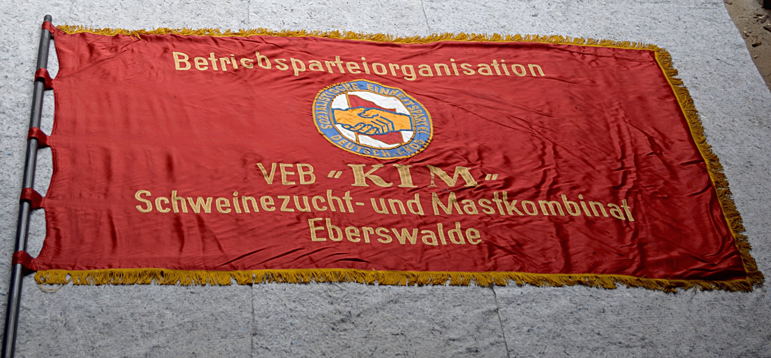 BPO-Fahne mit Stange (Museum Eberswalde CC BY-NC-ND)