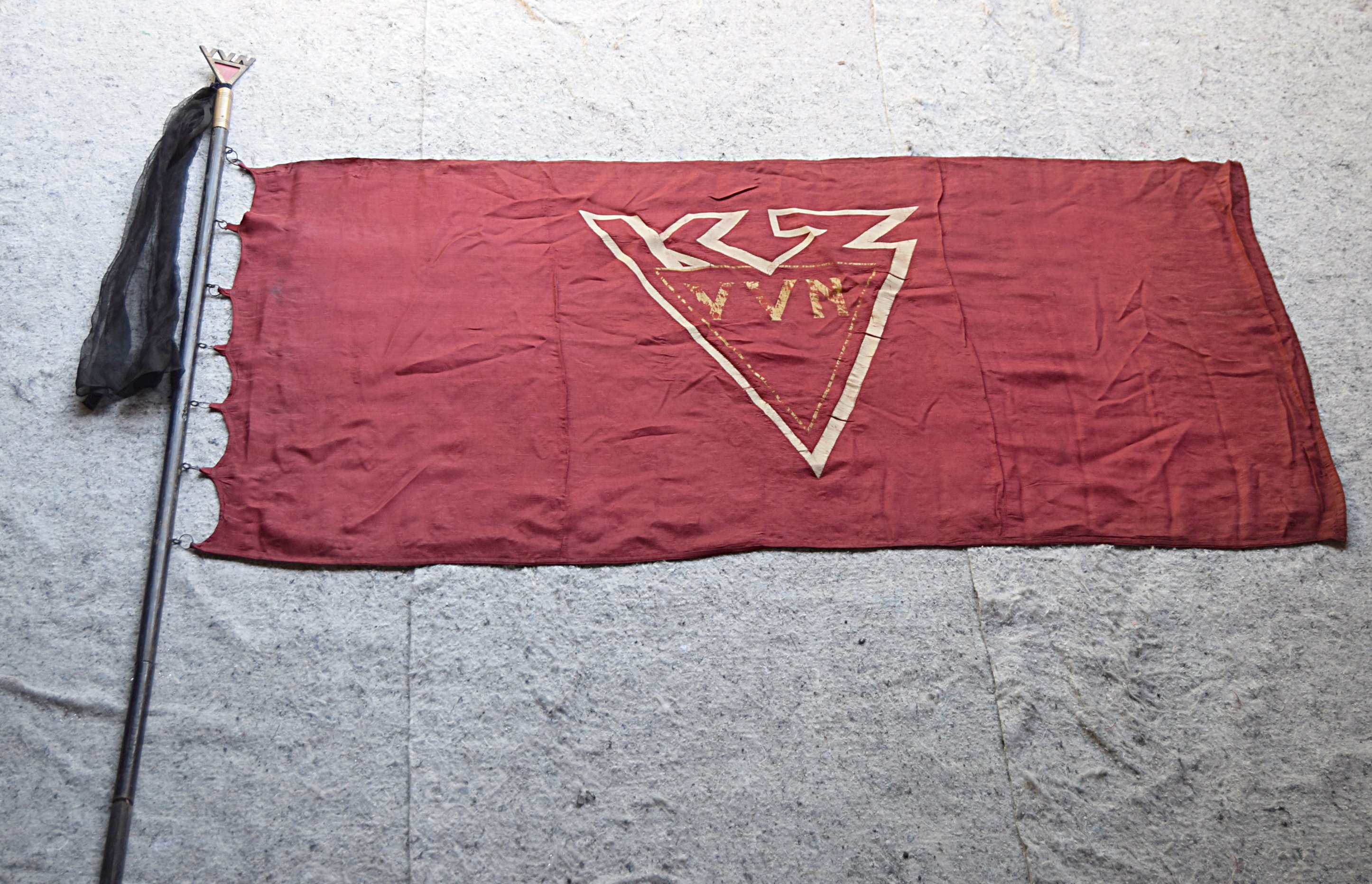 Fahne der VVN mit Stange (Museum Eberswalde CC BY-NC-ND)