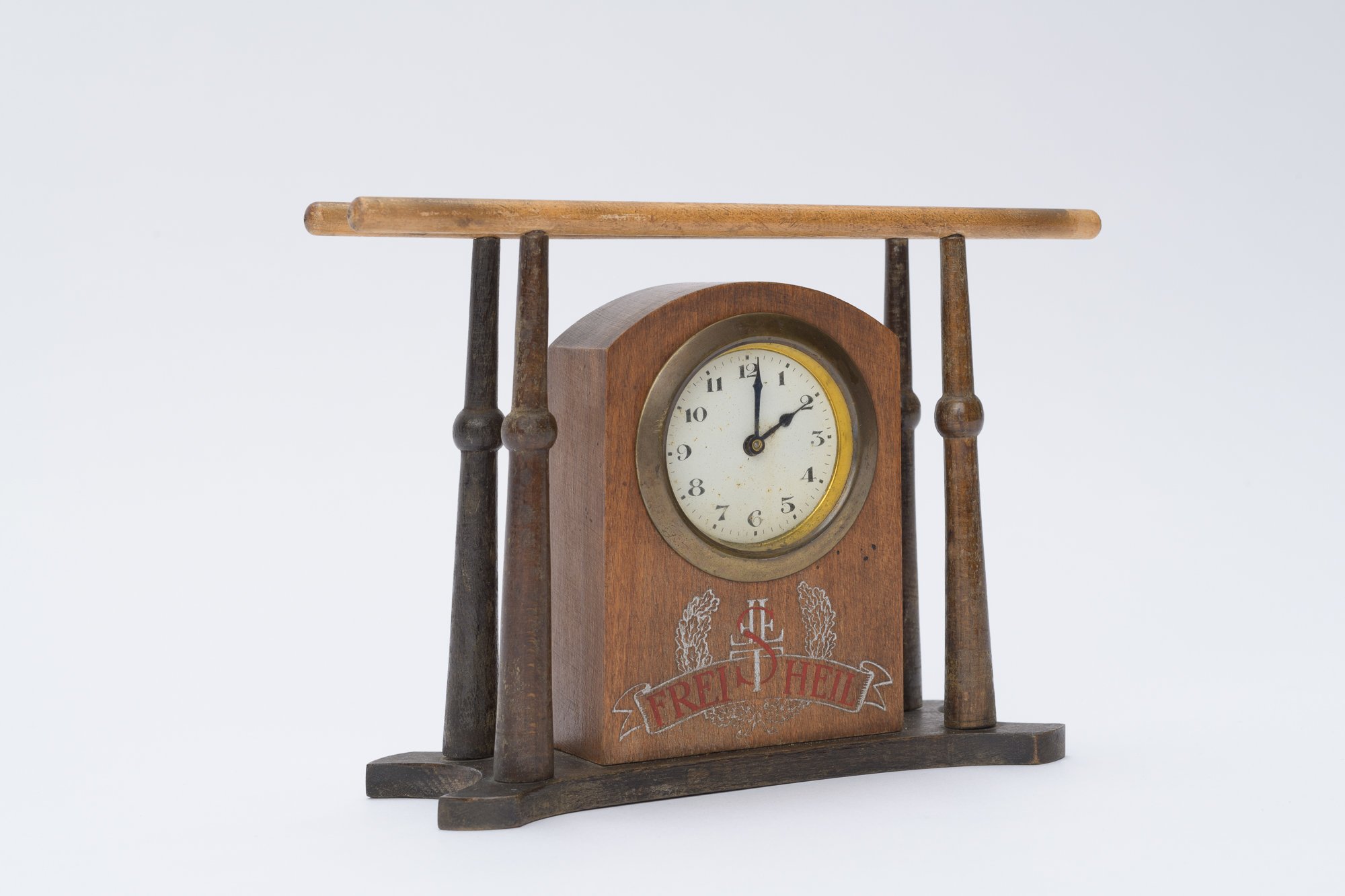 Tischuhr des Arbeiter-Turn und Sportbundes (Museum Eberswalde CC BY-NC-SA)