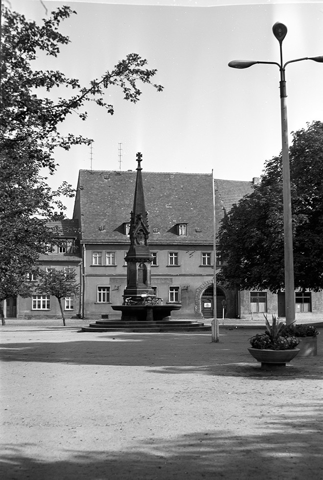 Bad Schmiedeberg, Brunnen auf Marktplatz (Heimatverein "Alter Krug" Zossen e.V. CC BY-NC-SA)