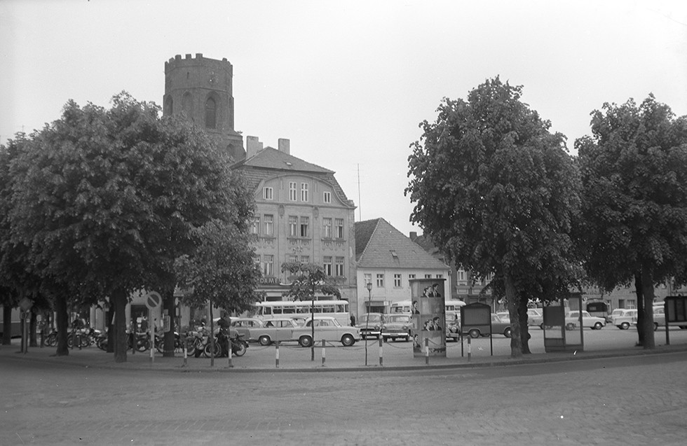 Beeskow, Marktplatz von Beeskow, im Hintergrund Turm der Marienkirche (Heimatverein "Alter Krug" Zossen e.V. CC BY-NC-SA)