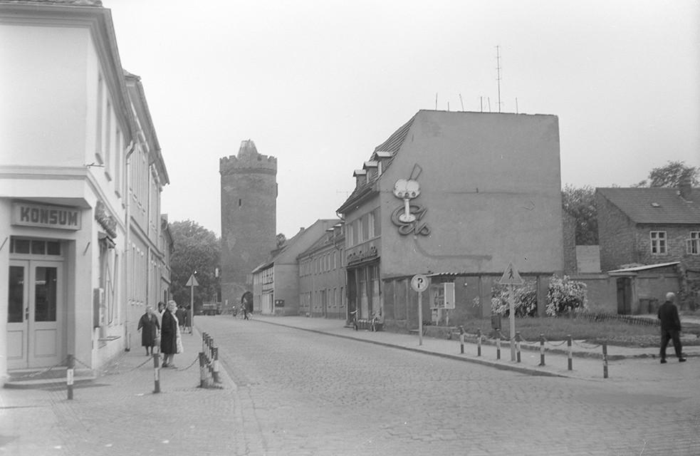 Beeskow, Straßenansicht mit Blick auf den Luckauer Turm (Heimatverein "Alter Krug" Zossen e.V. CC BY-NC-SA)