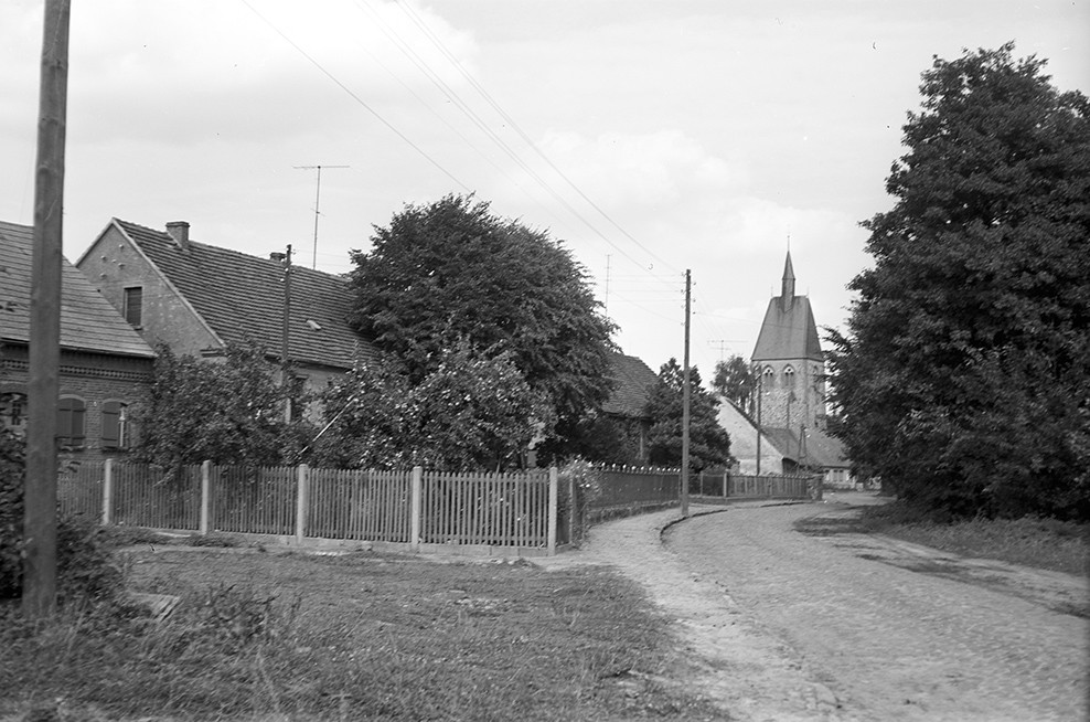 Beveringen, Ortsansicht 2 mit Blick Dorfkirche (Heimatverein "Alter Krug" Zossen e.V. CC BY-NC-SA)