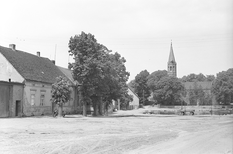 Bochow, Ortsansicht 2 mit Dorfkirche im Hintergrund (Heimatverein "Alter Krug" Zossen e.V. CC BY-NC-SA)