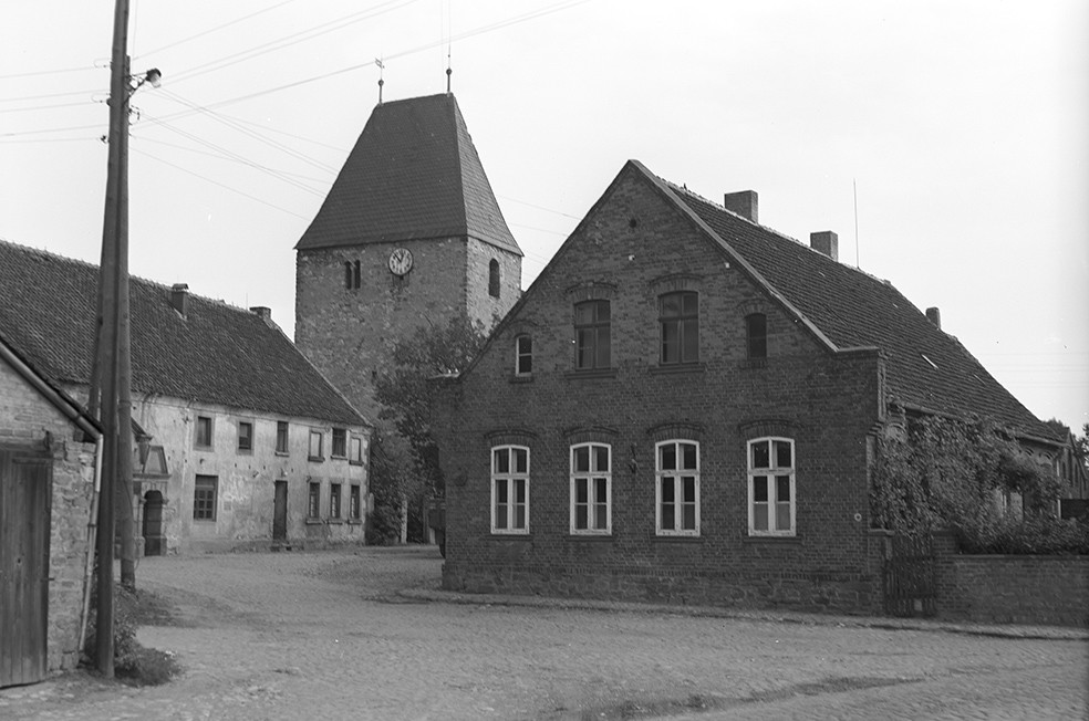 Drackenstedt, Dorfstraße mit St.-Nicolai-Kirche (Heimatverein "Alter Krug" Zossen e.V. CC BY-NC-SA)
