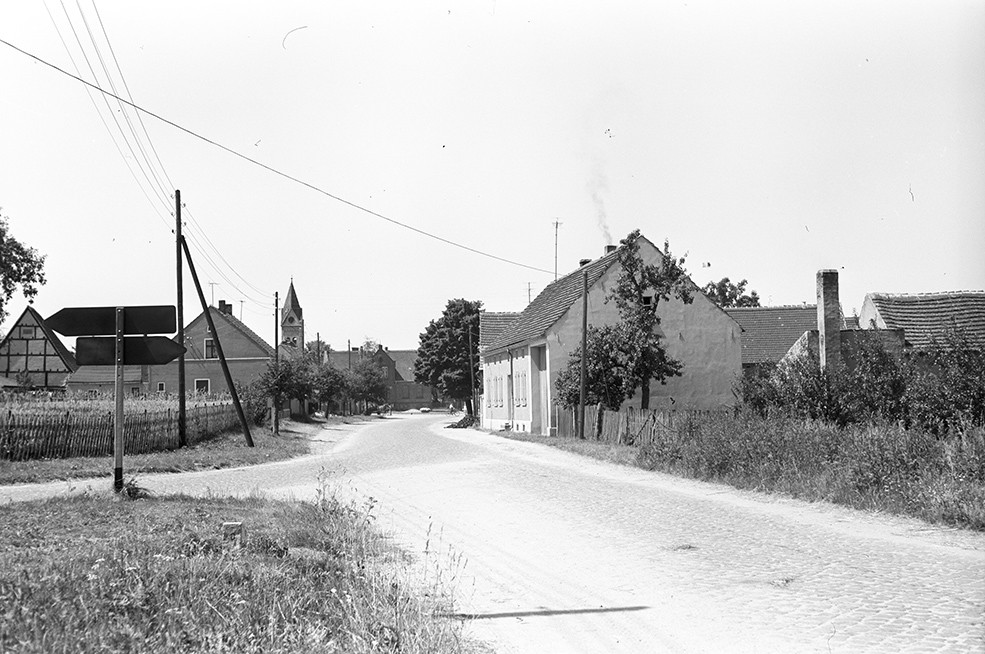 Düben, Ortsansicht 1 mit Dorfkirche im Hintergrund (Heimatverein "Alter Krug" Zossen e.V. CC BY-NC-SA)