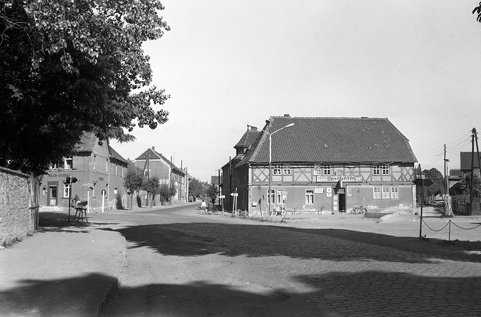 Erxleben, Ortsansicht 3, Haus im Vordergrund Gaststätte und mit Schild „Konsum – Genossenschaft“ (Heimatverein "Alter Krug" Zossen e.V. CC BY-NC-SA)