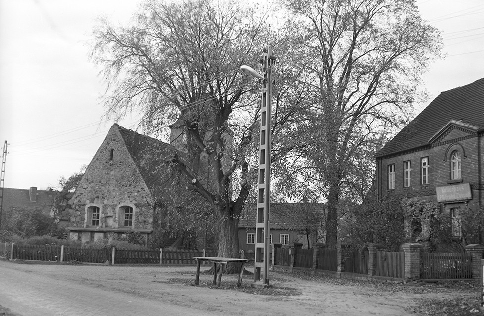 Falkenhain, Blick auf Dorfkirche, rechts im Bild Kulturhaus der LPG „Frohe Zukunft“ (Heimatverein "Alter Krug" Zossen e.V. CC BY-NC-SA)