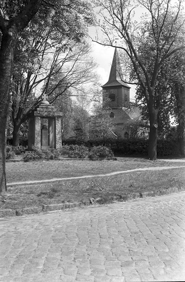 Falkensee, Kirche und Kriegerdenkmal (Heimatverein "Alter Krug" Zossen e.V. CC BY-NC-SA)