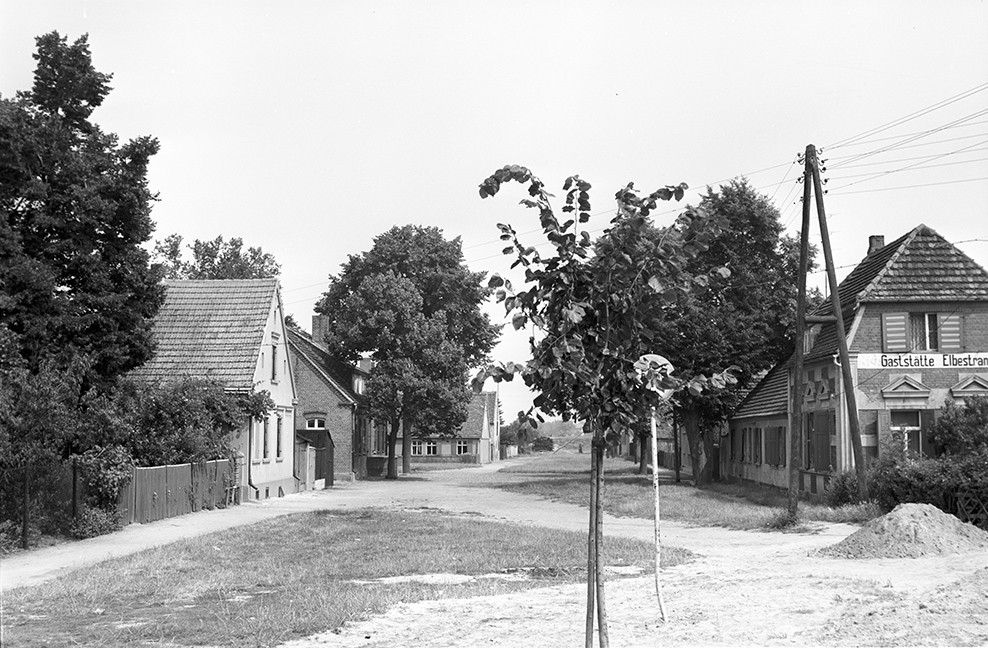 Ferchland, Ortsansicht 7,  erstes Haus rechts Gaststätte „Elbstrand“ (Heimatverein "Alter Krug" Zossen e.V. CC BY-NC-SA)