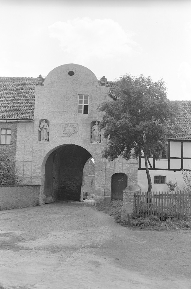 Groß Ammensleben, Schäfertor des Klosters mit Stifterfiguren (Heimatverein "Alter Krug" Zossen e.V. CC BY-NC-SA)